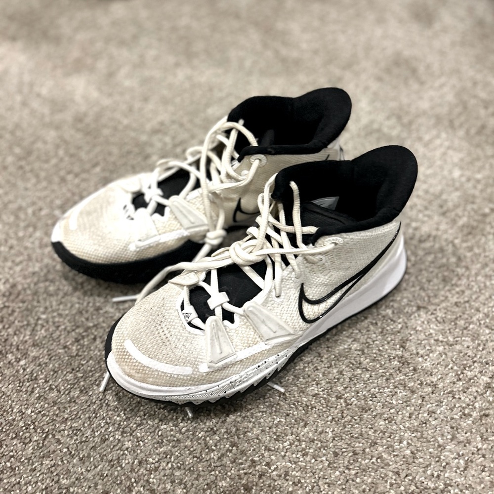Nike Kyrie white basketball shoes